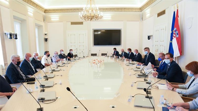Predsjednik Vlade s generalima zapovjednicima i visokim časnicima